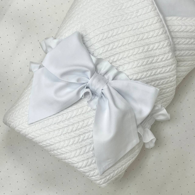 Paturica bebe din satin si material tricotat cu pilota si fundita, alb (2)